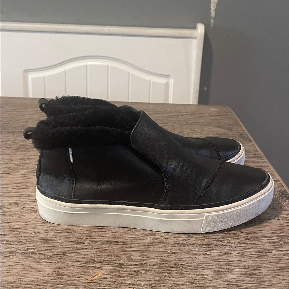 TOMS Paxton Mid Cut Slip‎ On Shoes Faux fur Size 7